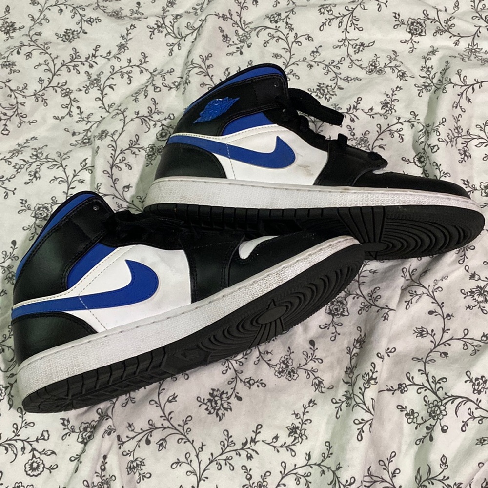 7Womens Jordan 1 Mids🥶